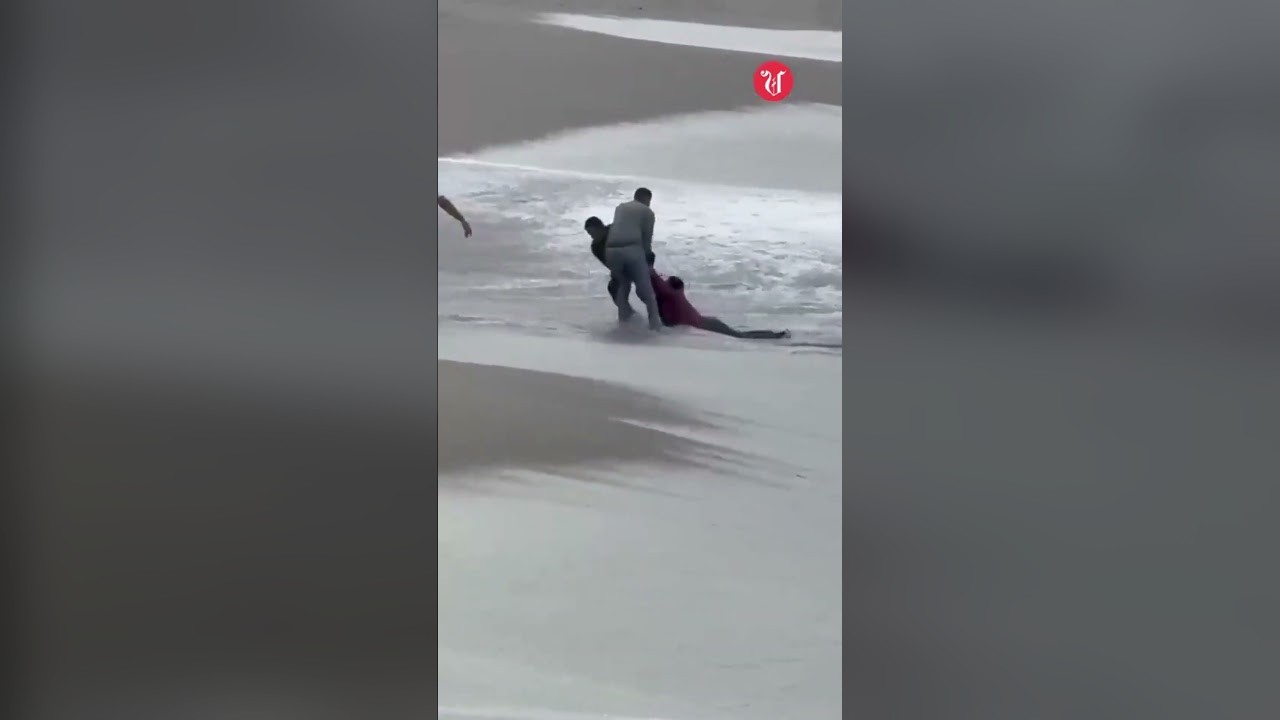 Una cadena humana rescata a una mujer arrastrada por las olas en la playa de Riazor, en A Coruña