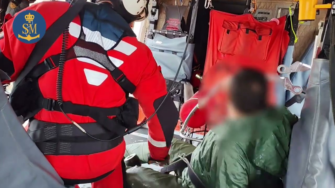Salvamento Marítimo rescató desde helicóptero a 19 personas y un perro de los tejados de Oliva (Valencia)